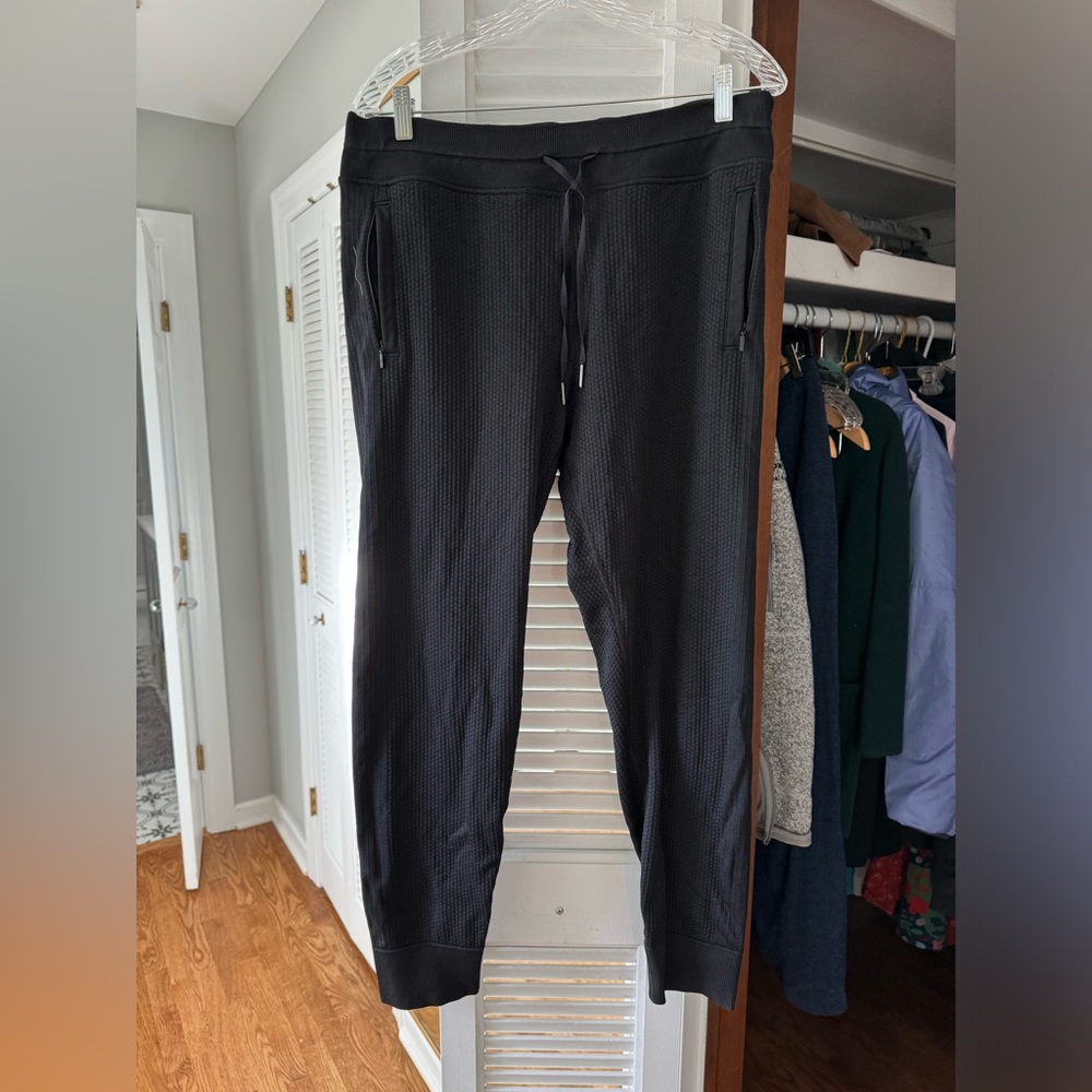 Lululemon Engineered Warmth Jogger	
Black/Black	
Size: 12 Qty: 1	
124150088